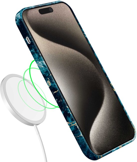 iPhone 15 Pro Max met blauw en goud marmer hoesje, magnetische oplader ernaast