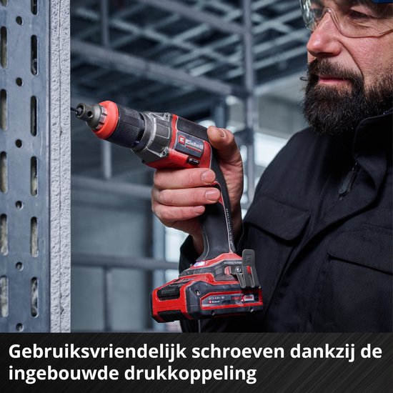 Man met bril schroeft in metaalprofiel met rode en zwarte Einhell schroevendraaier.