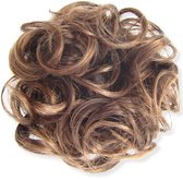 Een bruin, krullend haarstuk op een witte achtergrond.