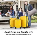 Een gezin met twee gele koffers van TAN.TOMI buiten bij een auto, klaar voor een reis.