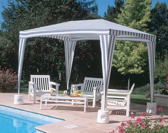 Een gestreepte partytent met blauwe en witte strepen, met witte stoelen en een tafel.