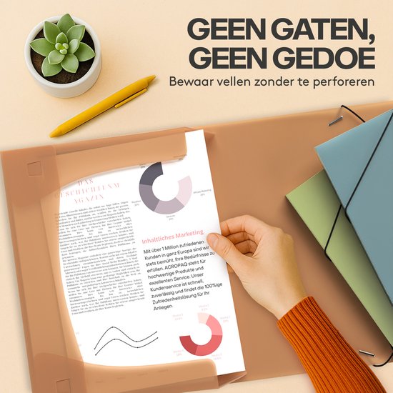 Een open oranje map met een document. Naast de map een gele pen en een groene plant.