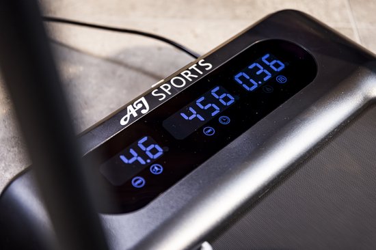 Detail van het digitale display van de AJ-Sports loopband met snelheids- en afstandsaanduidingen.