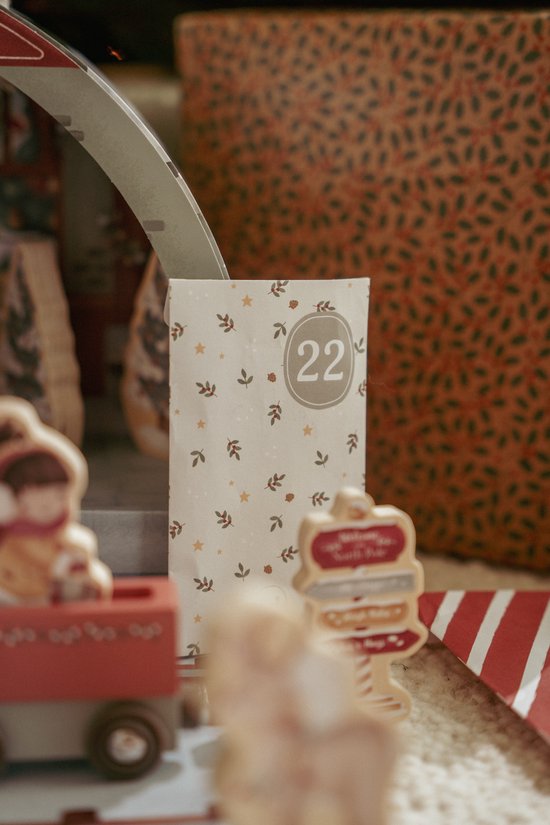Wit adventszakje met takjes en sterretjes, met het cijfer 22 erop.