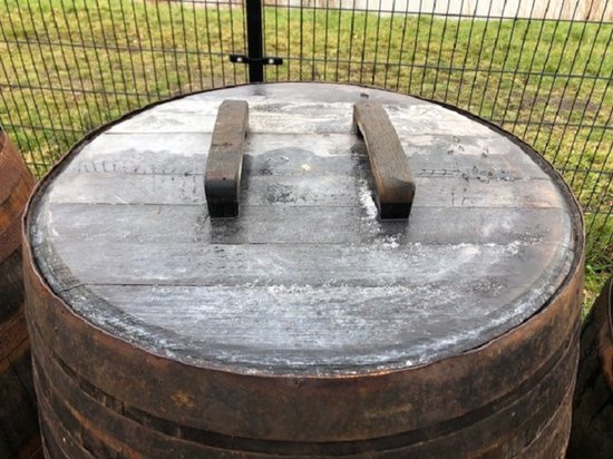 Couvercle de baril en bois avec deux poignées en bois, un trou pour le remplisseur automatique et des marques d'humidité.