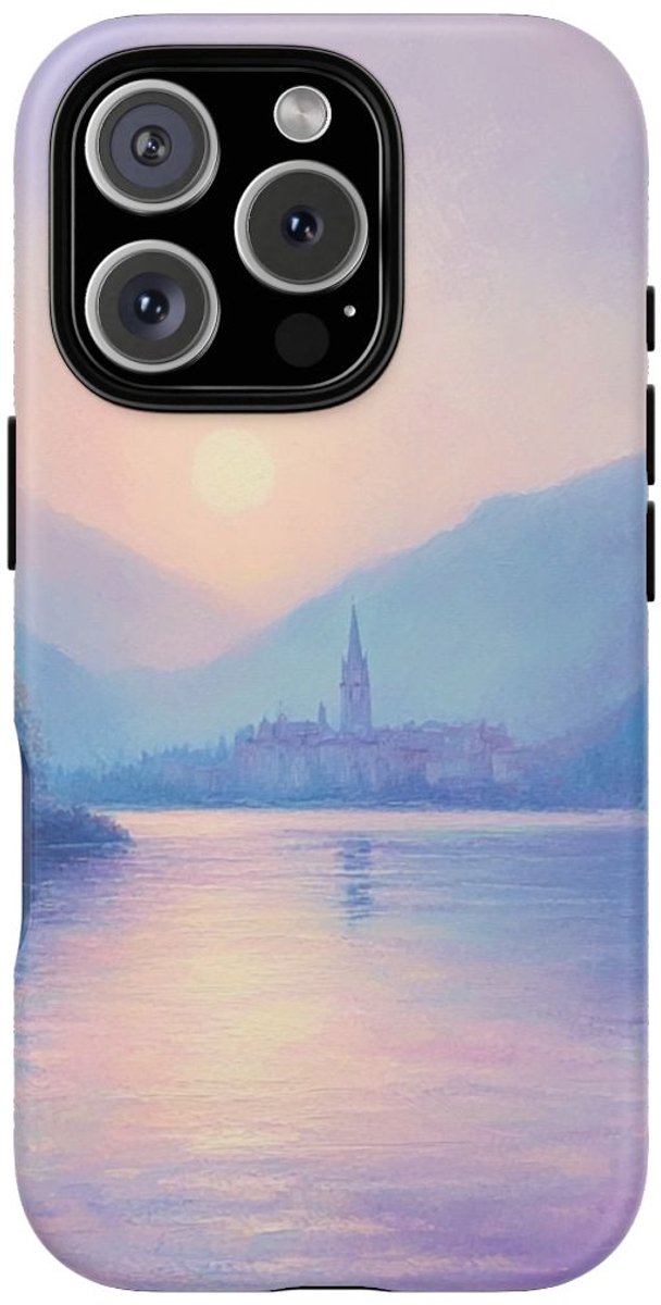 Zonsondergang Boven Mistig Meer en Dorp – Telefoonhoesje Geschikt voor iPhone 16 Pro