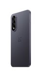Achterkant, hoekig aanzicht van een donkergrijze OnePlus smartphone met drievoudige camera en logo.