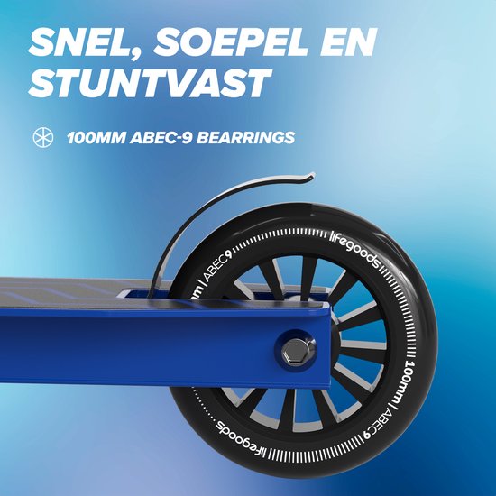 Dichtbij gezien achterwiel van blauwe stuntstep. 'SNEL, SOEPEL EN STUNTVAST' tekst. 100mm ABEC-9 lagers.