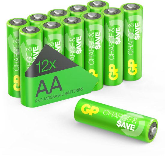 Twaalf groene GP AA-batterijen, met 'Charge & Save' opdruk. Eén batterij ligt voor de verpakking.