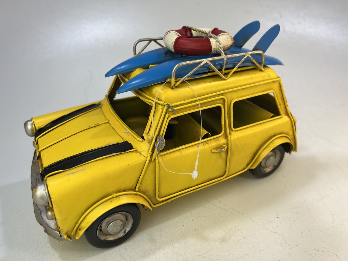 Gele Metalen vintage Mini met surfplank
