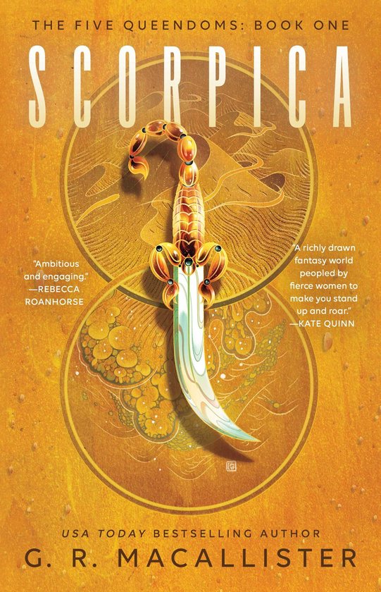 Boekcover van Scorpica, met een gouden dolk in de vorm van een schorpioen met een witte kling, tegen een gele achtergrond met cirkelvormige patronen.
