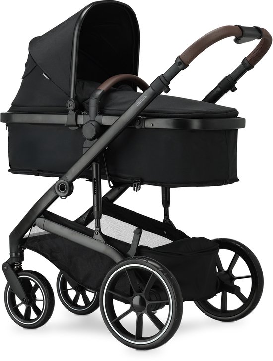 Zwarte Deryan kinderwagen met reiswieg, bruine duwstang en zilveren accenten op de wielen.