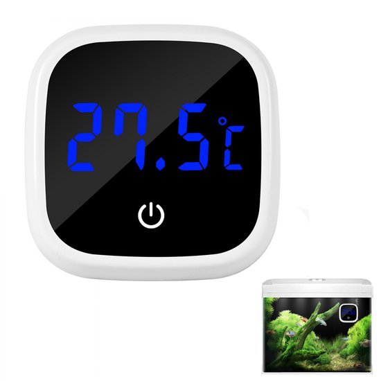 Wit digitaal thermometerdisplay met blauwe cijfers, 20.5°C. Klein aquarium in de hoek met vissen en planten.