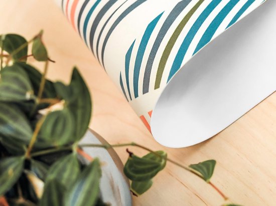 Rouleau avec un motif de feuilles rayées corail, vert olive et bleu pétrole.