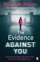 De cover van het boek 'The Evidence Against You' toont een vrouw in een roze jas die voor een groot hek staat met op de achtergrond een man. De titel staat groot op de cover.