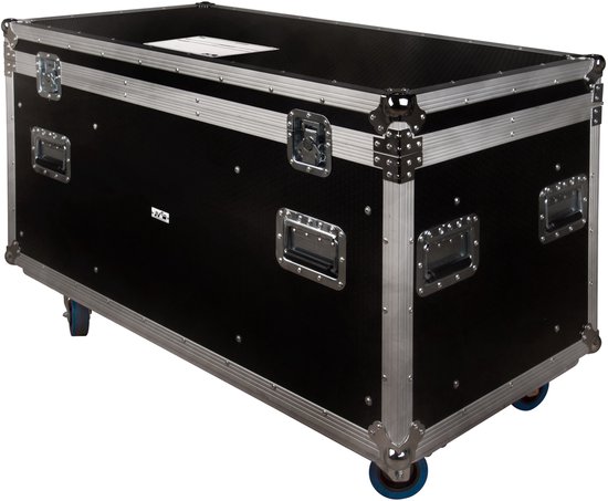 Zwarte flightcase met metalen hoeken en handvatten. Twee blauwe wielen zichtbaar.