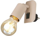 Beige wandlamp met een zwenkbare lampenkap, E27 fitting, schakelaar en stekker.