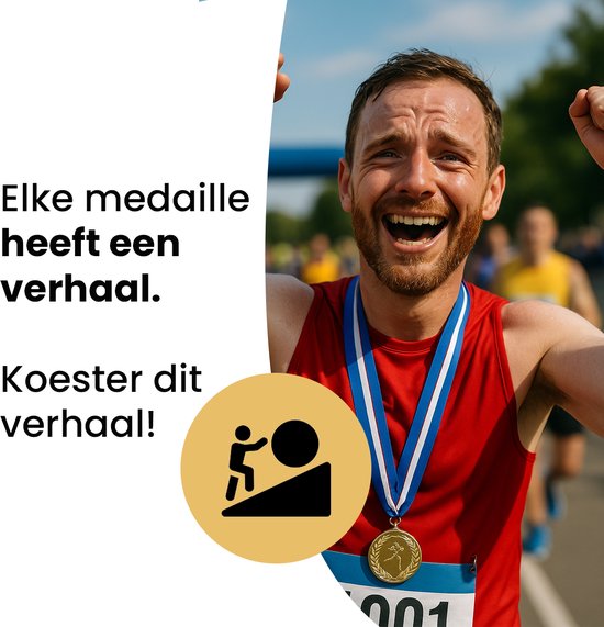 Glimlachende man met medaille en arm omhoog. "Elke medaille heeft een verhaal."