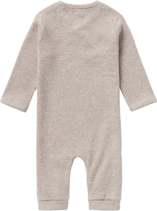 Achterkant van een beige longsleeve boxpakje met ribstof.
