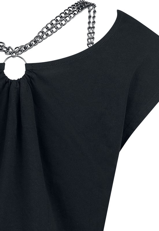 Close-up van een zwart T-shirt met kettingdetail en metalen ring op de rug.