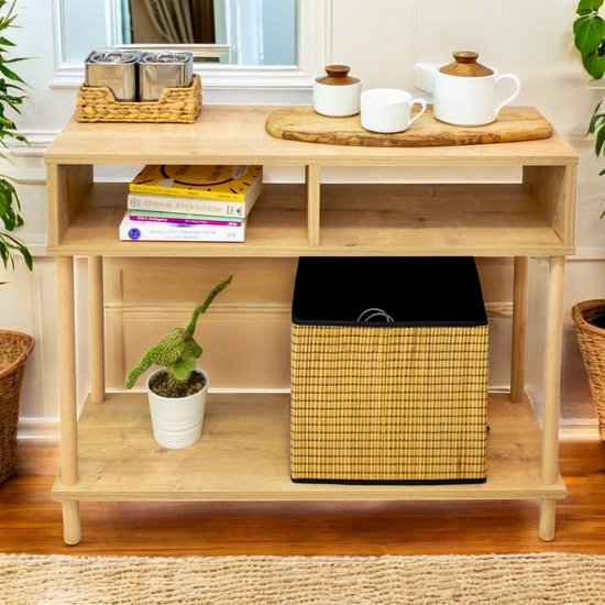 Houten consoletafel met twee open vakken boven, een plank en een rieten mand met zwarte deksel onder.