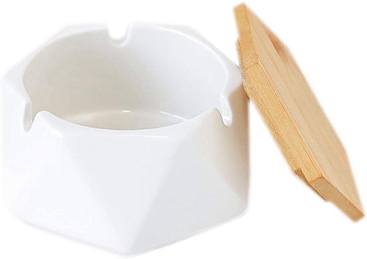 Eenvoudige geometrische asbak van keramiek met deksel van bamboe.