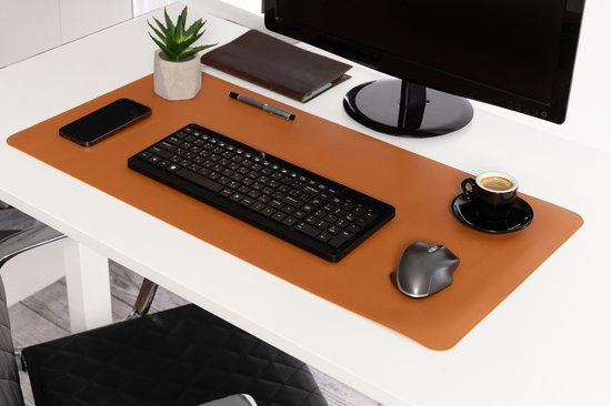 Cognacbruine bureauonderlegger met toetsenbord, muis, smartphone, kopje koffie, plantje en monitor.