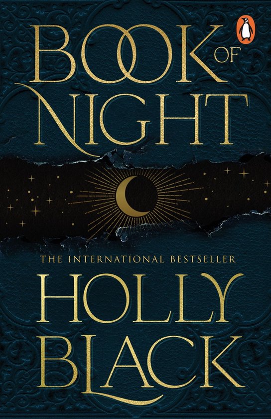 Boek van Nacht, het internationale bestseller van Holly Black, met een donkerblauwe, lederlook kaft en gouden letters.