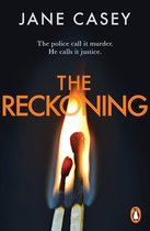 Boek "The Reckoning" van Jane Casey. Twee brandende lucifers op een donkere achtergrond. De tekst "The Reckoning" is in oranje letters.
