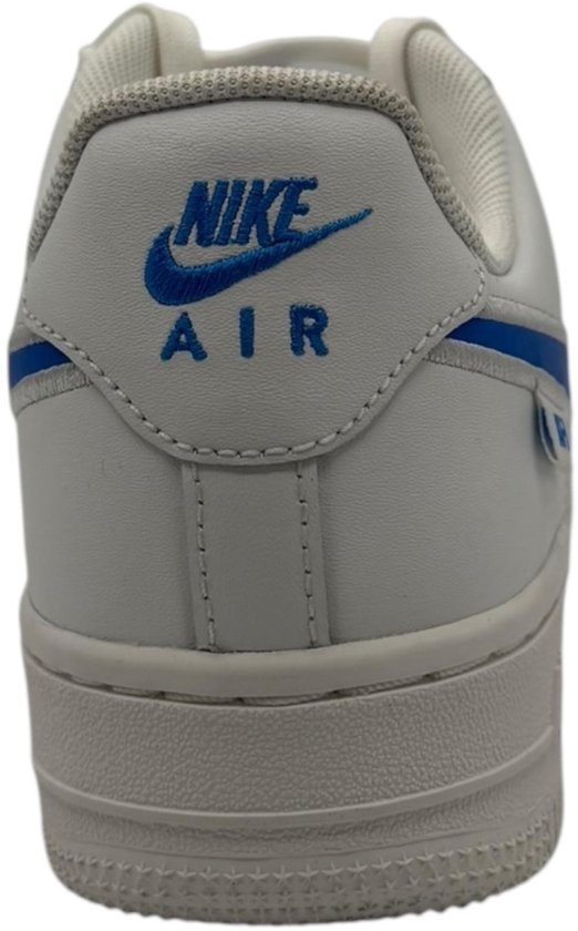 Achterkant van witte leren Nike Air Force 1 sneakers met blauwe Nike Air branding.