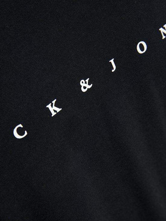 Detail van de witte tekst op een zwart Jack & Jones t-shirt.