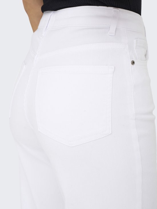 Detail van de achterkant van een witte jeans met wijde pijpen, met twee achterzakken.