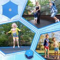 Een blauw hexagonvormig trampoline zonnescherm met een rond gat in het midden. Vier kinderen spelen op een trampoline, een vrouw houdt een kind vast.
