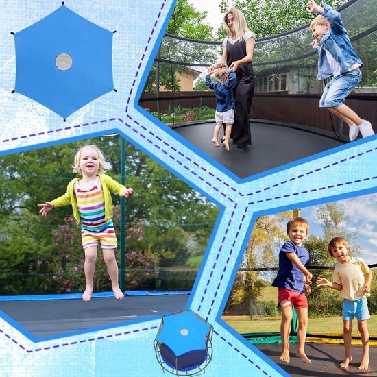 Een blauw hexagonvormig trampoline zonnescherm met een rond gat in het midden. Vier kinderen spelen op een trampoline, een vrouw houdt een kind vast.