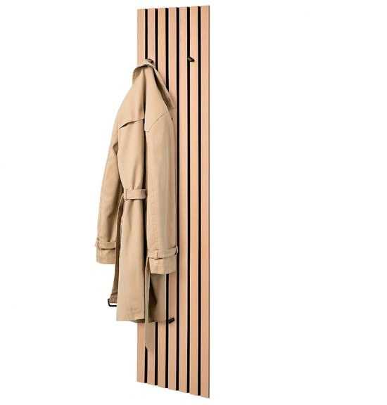Panneau mural en lattes de bois, 160cm de haut, avec un trench-coat beige accroché.