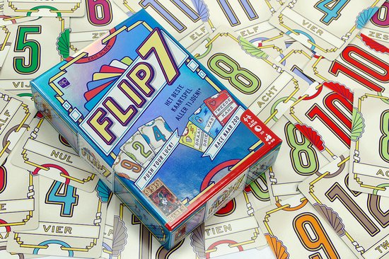 Doos van het spel Flip 7 op een achtergrond van kaarten met getallen. De doos toont 'FLIP 7 HET BESTE KAARTSPEL ALLER TIJDEN!' en afbeeldingen van kaarten.