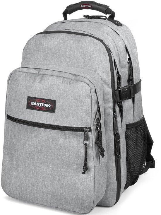 Grijze Eastpak rugzak met stofstructuur en rood logo.