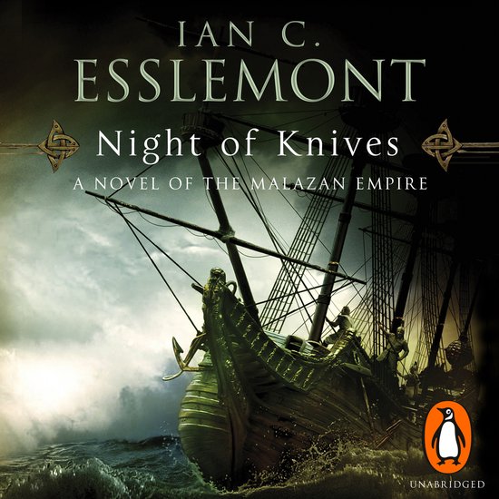 Boekcover: "Night of Knives" door Ian C. Esslemont. Een schip vaart op woeste golven onder een donkere hemel.