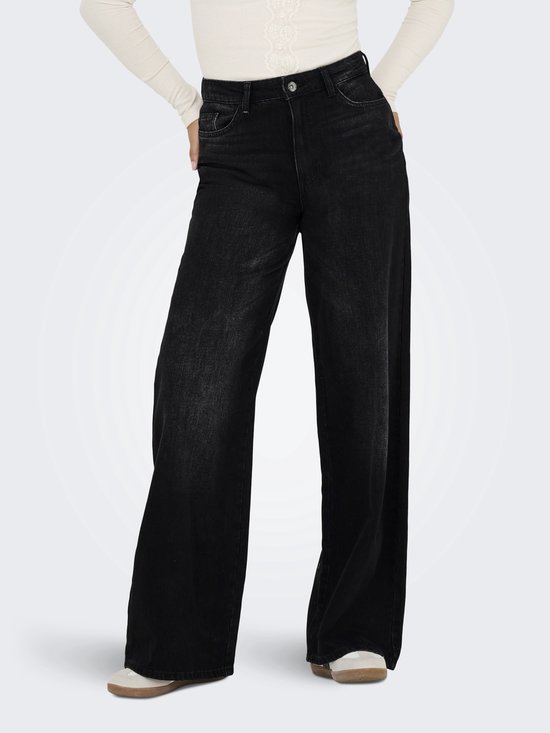 Model in wijde, zwarte jeans met hoge taille, zichtbaar vanaf de voorkant.