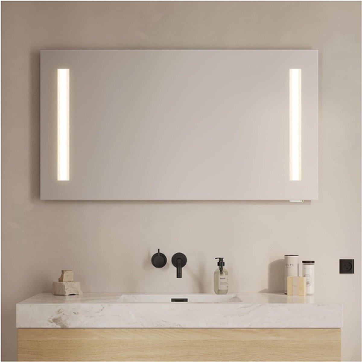 Thuys – Badkamerspiegel Met Stopcontact En Licht – Vierkante LED Spiegel 120 x 65 cm – LED Strips En Verlichting – Voor De Badkamer