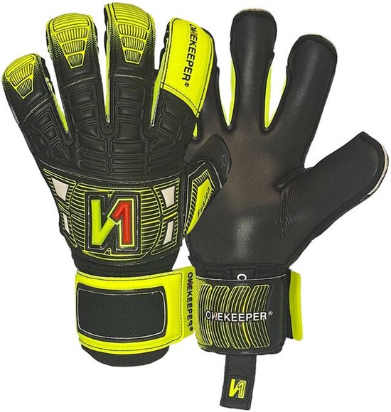 Zwarte keepershandschoenen met gele accenten, het merk ONEkeeper en het woord FUSION in geel op de polsband.