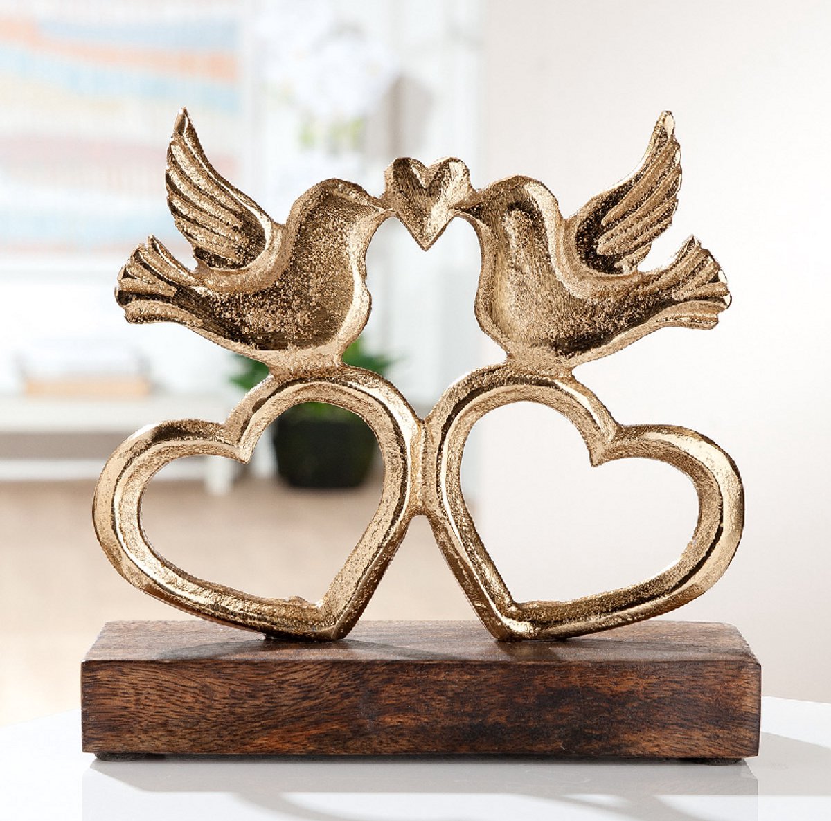 Beeld liefdes harten met tortelduiven metaal en hot - goudkleurig 6x17x17 cm by rawa