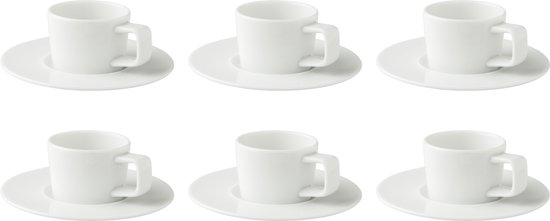 Zes witte espressokopjes met schotels op een zwarte achtergrond.