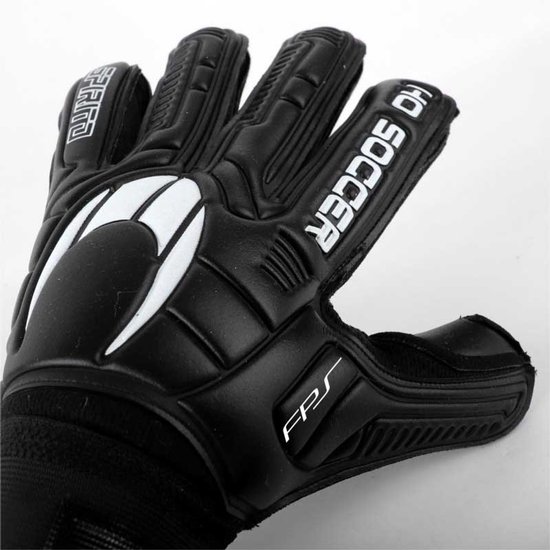 Close-up van zwarte keepershandschoen met witte opdruk 'HO SOCCER' en 'SPIRITO'.