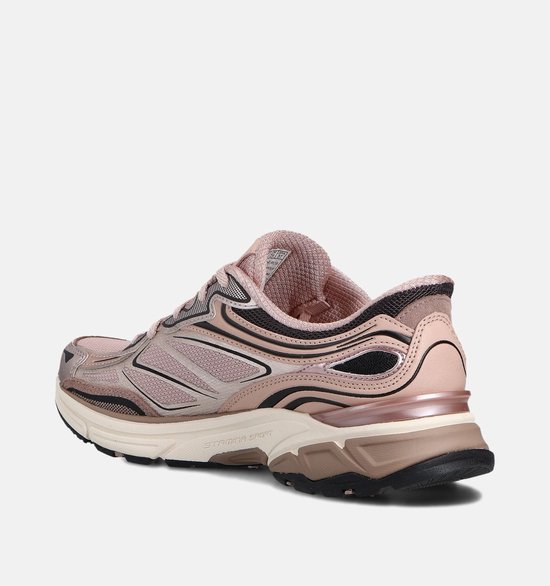 Roze Skechers sneaker met zwarte en beige lijnen, hak met meerdere lagen.