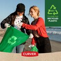 Deux femmes ramassent des déchets sur la plage dans un sac vert. En haut à droite, un logo de recyclage avec '80% I'm made from recycled plastic'.