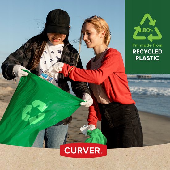 Deux femmes ramassent des déchets sur la plage dans un sac vert. En haut à droite, un logo de recyclage avec '80% I'm made from recycled plastic'.