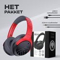 Zwarte en rode over-ear koptelefoon met het PowerLocus Boom-logo, naast de verpakking en kabels.