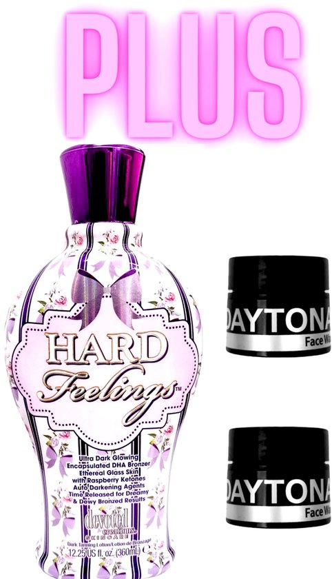 Fles met Hard Feelings Ultra Dark Glowing zonnebankcrème met een paarse dop, bedekt met een wit patroon van bloemen en strikken. Twee potjes Daytona Face Wax ernaast.