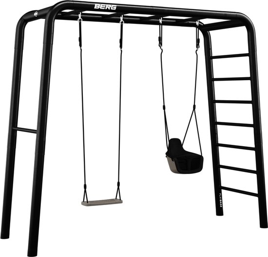 Zwarte speeltoestelconstructie met een schommel, een babywip en een ladder, geïsoleerd op witte achtergrond.